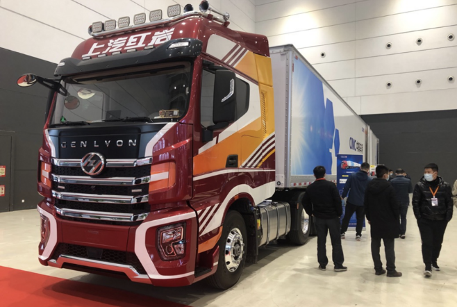 国内首款双挂汽车列车亮相上汽红岩推动货运车辆技术再升级